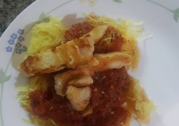 Spaghetti squash with roasted tomato sauce and chicken Spaghetti squash with roasted tomato sauce and chicken