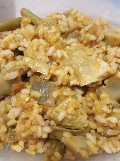 Una foto de Arroz con pollo, alcachofas y judías verdes