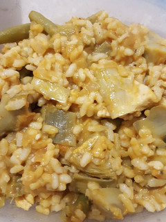 Una foto de Arroz con pollo, alcachofas y judías verdes