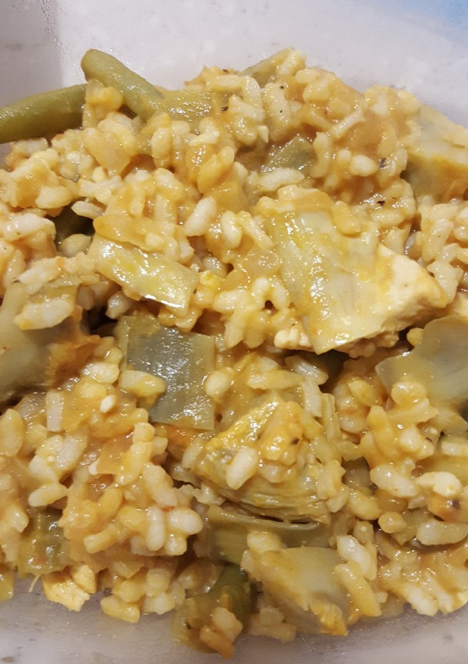 Una foto de Arroz con pollo, alcachofas y judías verdes