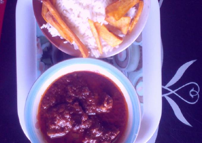 Rice and tomatoes stew with potatoes chips