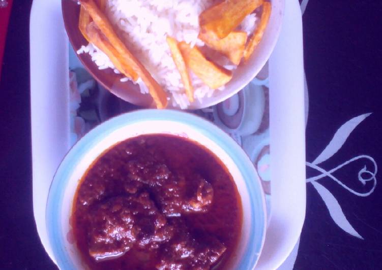 Recipe of Award-winning Rice and tomatoes stew with potatoes chips