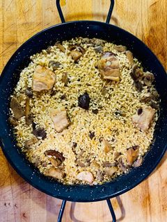 Una foto de Arroz seco con setas y costillas
