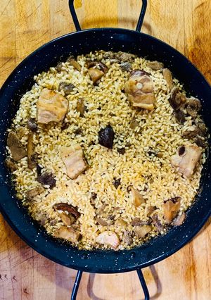 Una foto de Arroz seco con setas y costillas
