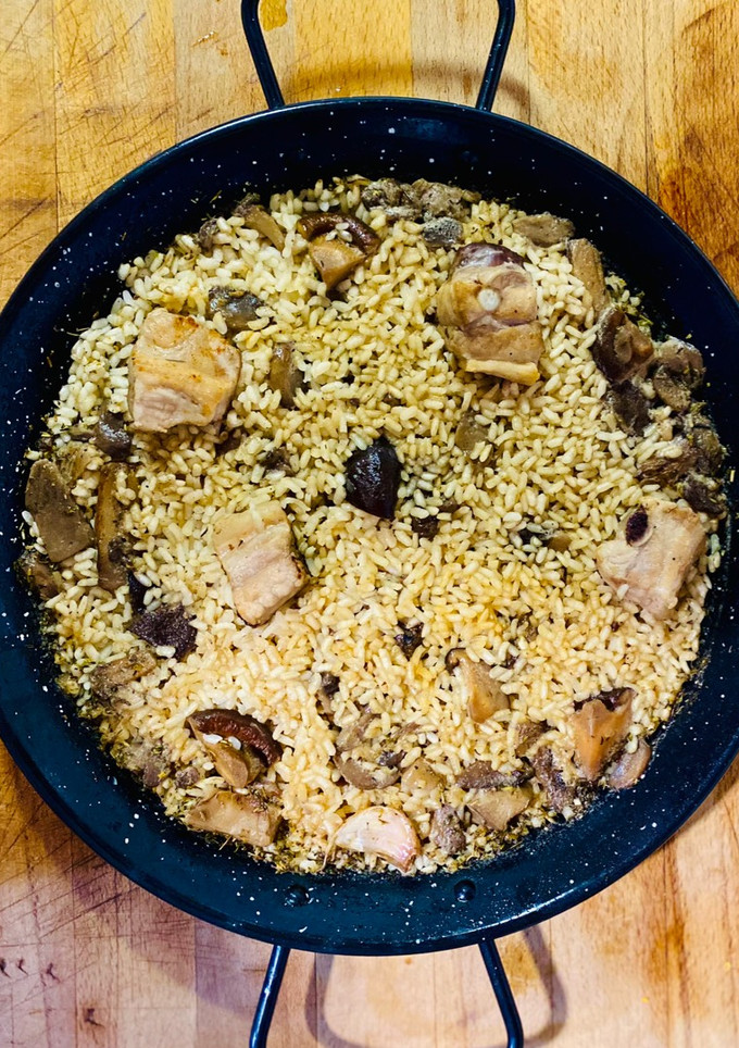 Una foto de Arroz seco con setas y costillas
