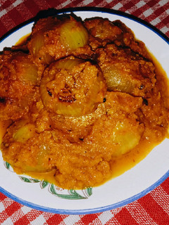 साबुत प्याज़ की मसालेदार सब्जी (Sabut pyaz ki masaledar sabzi recipe in hindi) रेसिपी मुख्य फोटो