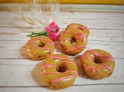Una foto de donut rellenos