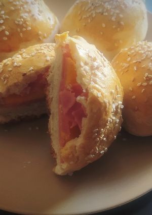 Una foto de Bollos rellenos de jamón y queso
