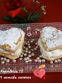 Una foto de Corazón de hojaldre relleno de nata