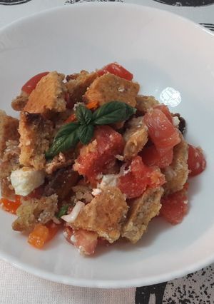 O poză a rețetei Salată cu brânzică și pâine.