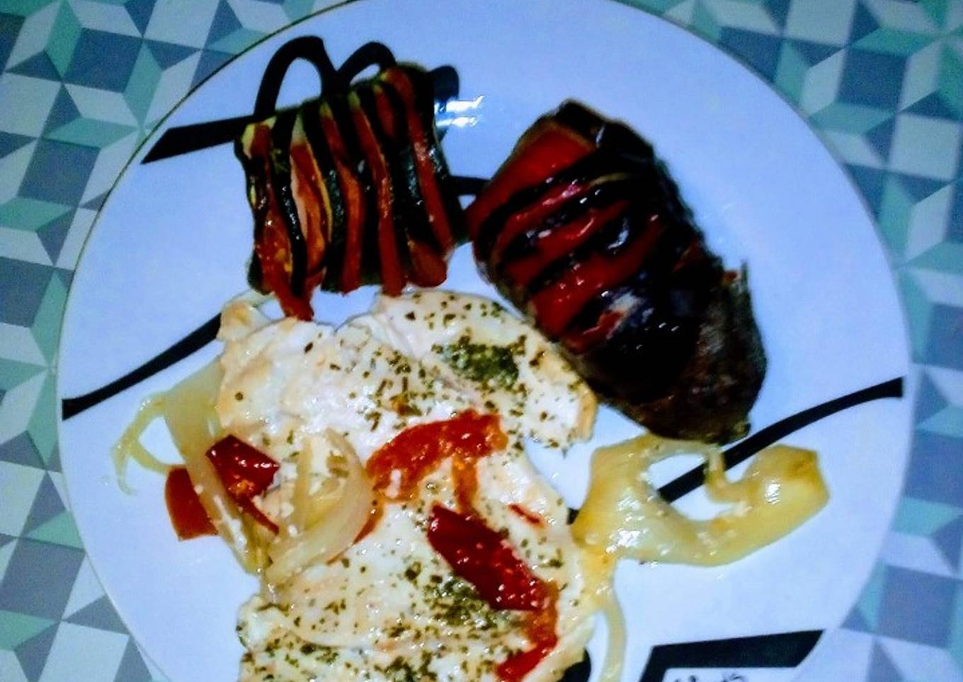 Libritos de berenjenas y calabacines rellenos con acompañamiento de pechugas al horno