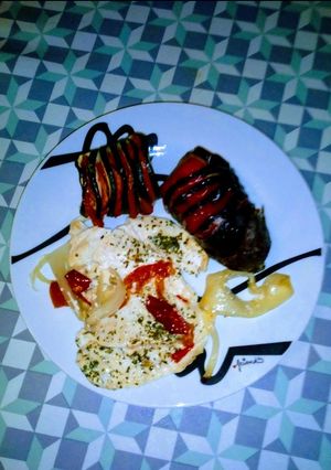 Una foto de Libritos de berenjenas y calabacines rellenos con acompañamiento de pechugas al horno