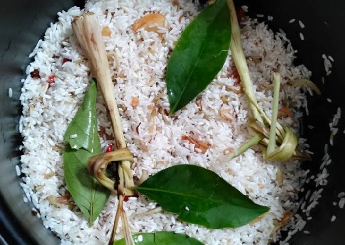 Langkah Mudah untuk Menyiapkan Nasi liwet ikan teri medan yang Bisa Manjain Lidah