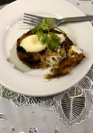 Una foto de Empanadas de plátano maduro relleno de queso y salsa bechamel