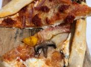 Una foto de pizza artesanal