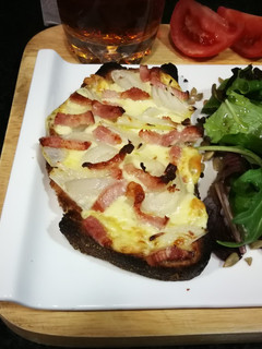 Una foto de The Rustik Bakery con queso Gouda y bacon ahumado