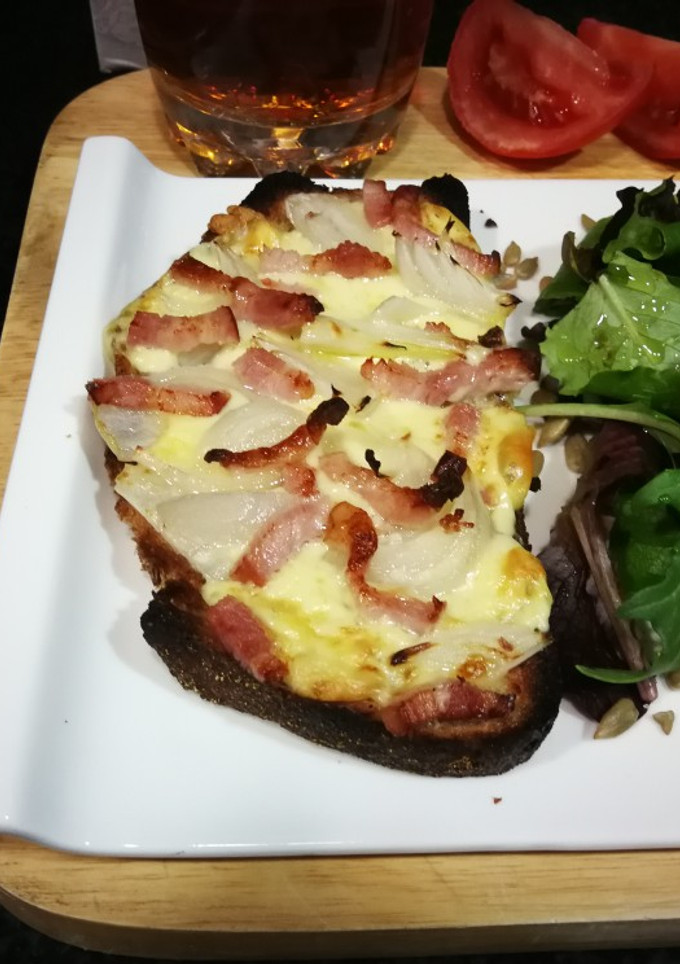 Una foto de The Rustik Bakery con queso Gouda y bacon ahumado