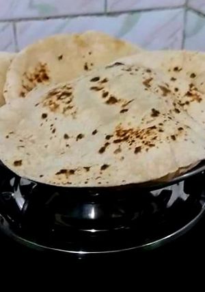 तवा रोटी (Tawa Roti recipe in hindi) रेसिपी मुख्य फोटो