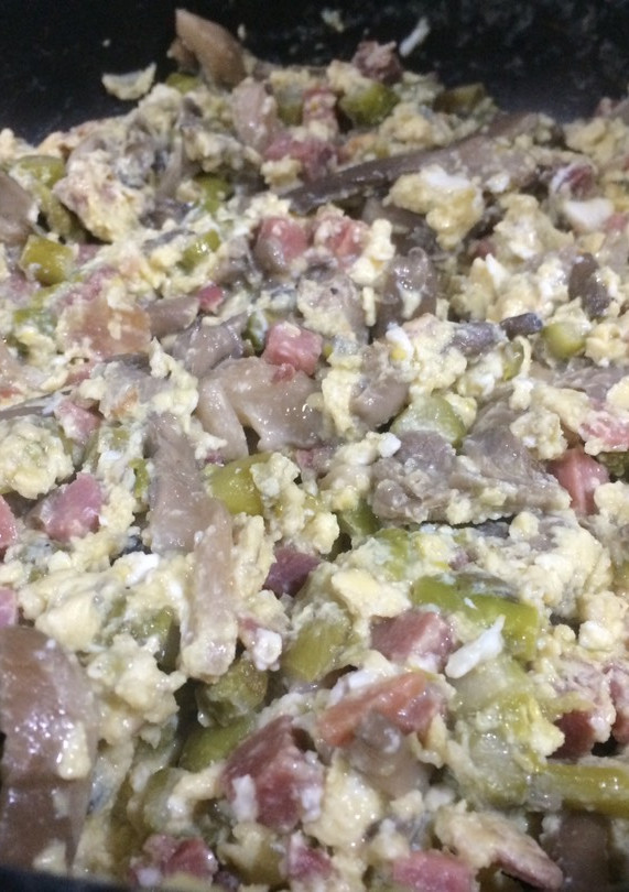Una foto de Revuelto de setas y espárragos con jamón
