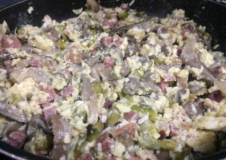 Revuelto de setas y espárragos con jamón