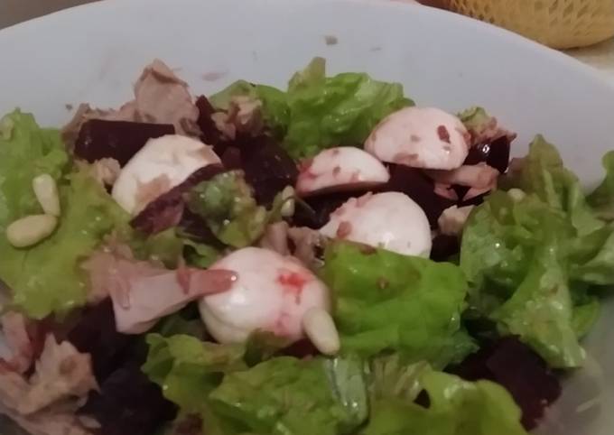 Витаминно-белковый салат со свеклой