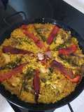 Paella de pollo, conejo y setas