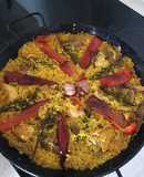 Paella de pollo, conejo y setas