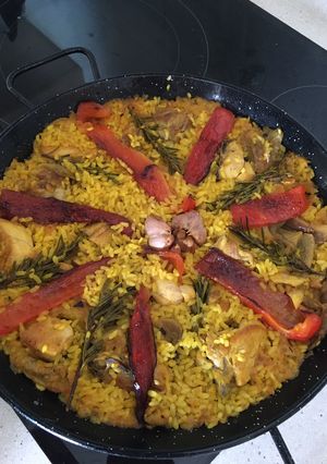 Una foto de Paella de pollo, conejo y setas
