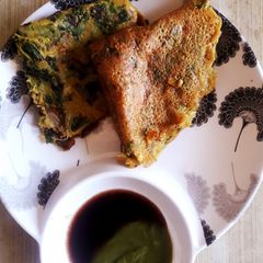 A picture of Palak cheela with Guava chutney.