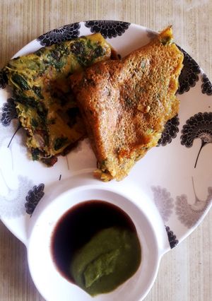 A picture of Palak cheela with Guava chutney.