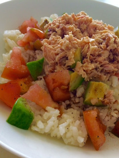 Una foto de Ensalada de arroz con aguacate