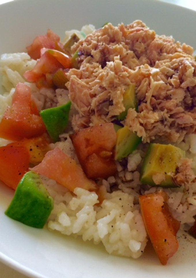Una foto de Ensalada de arroz con aguacate