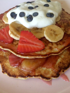 Una foto de Tortitas de avena integral con plátano y fresas