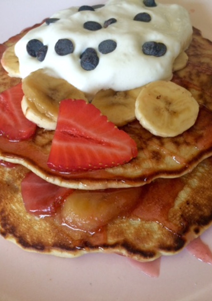 Una foto de Tortitas de avena integral con plátano y fresas