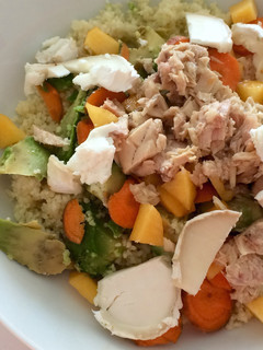 Una foto de Ensalada de cous-cous con aguacate y melocotón