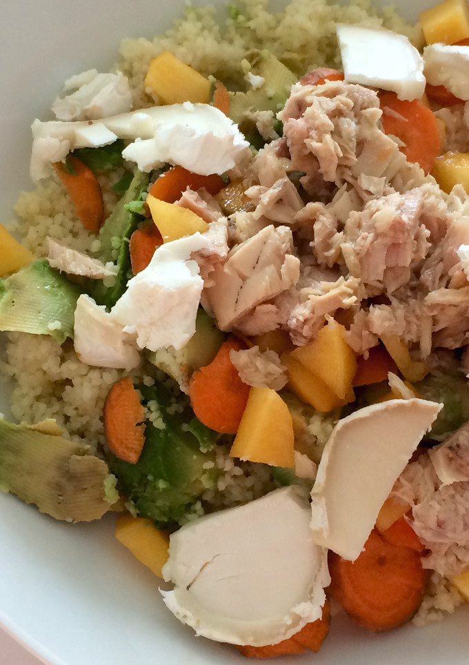 Una foto de Ensalada de cous-cous con aguacate y melocotón