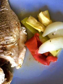 Una foto de Dorada al horno fácil acompañada de verduras asadas