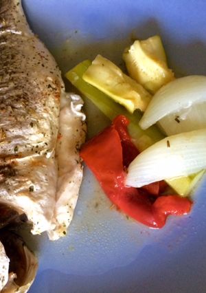 Una foto de Dorada al horno fácil acompañada de verduras asadas