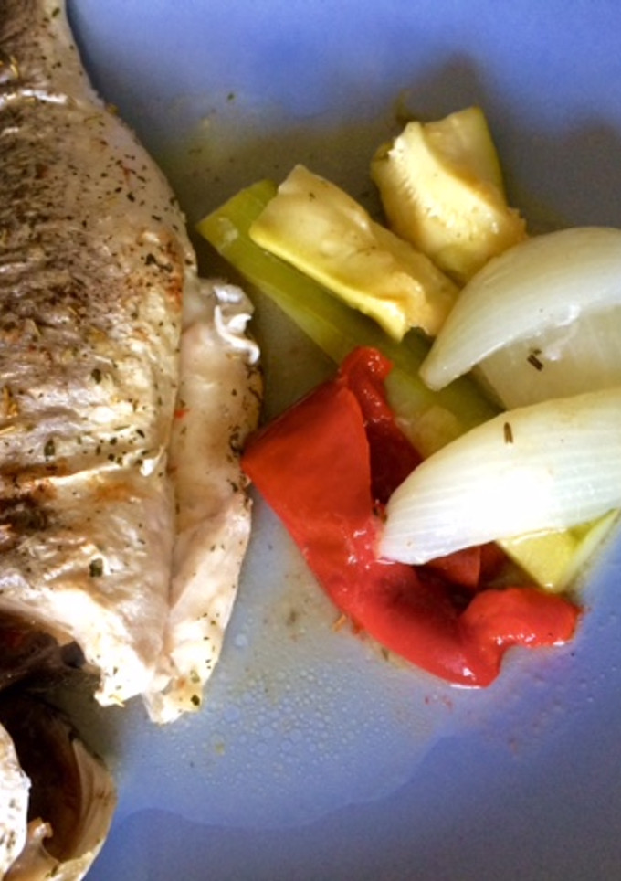 Una foto de Dorada al horno fácil acompañada de verduras asadas