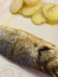 Una foto de Lubina al horno con patatas muy fácil