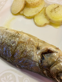 Una foto de Lubina al horno con patatas muy fácil