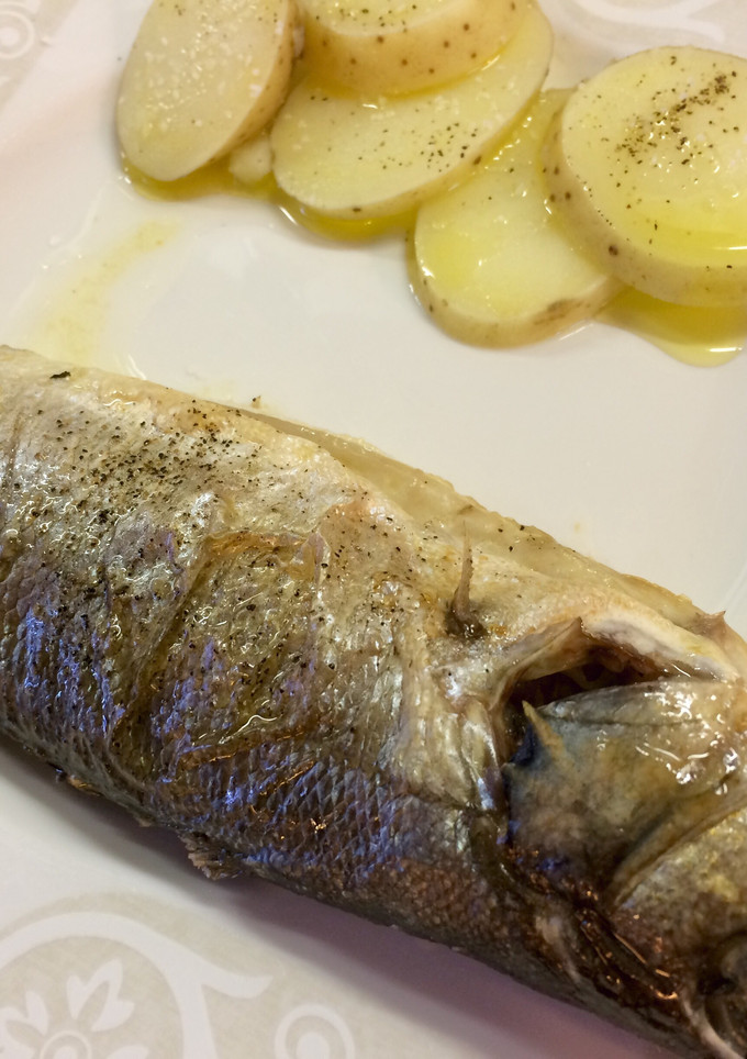 Una foto de Lubina al horno con patatas muy fácil
