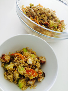 Una foto de Quinoa con verduras y queso fresco