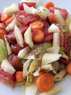 Una foto de Ensalada de pasta con queso curado