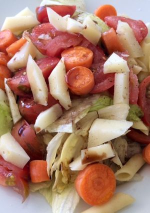 Una foto de Ensalada de pasta con queso curado
