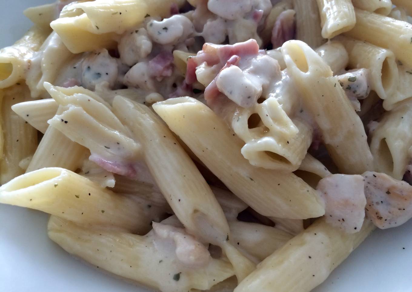 Macarrones carbonara con pollo