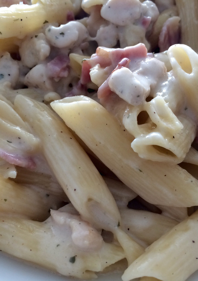 Una foto de Macarrones carbonara con pollo