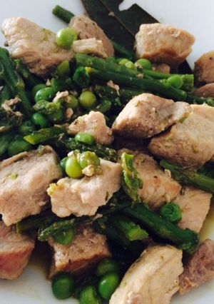 Una foto de Magra con espárragos y guisantes en salsa de vino