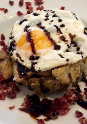 Una foto de Alcachofas fritas con huevo y jamón