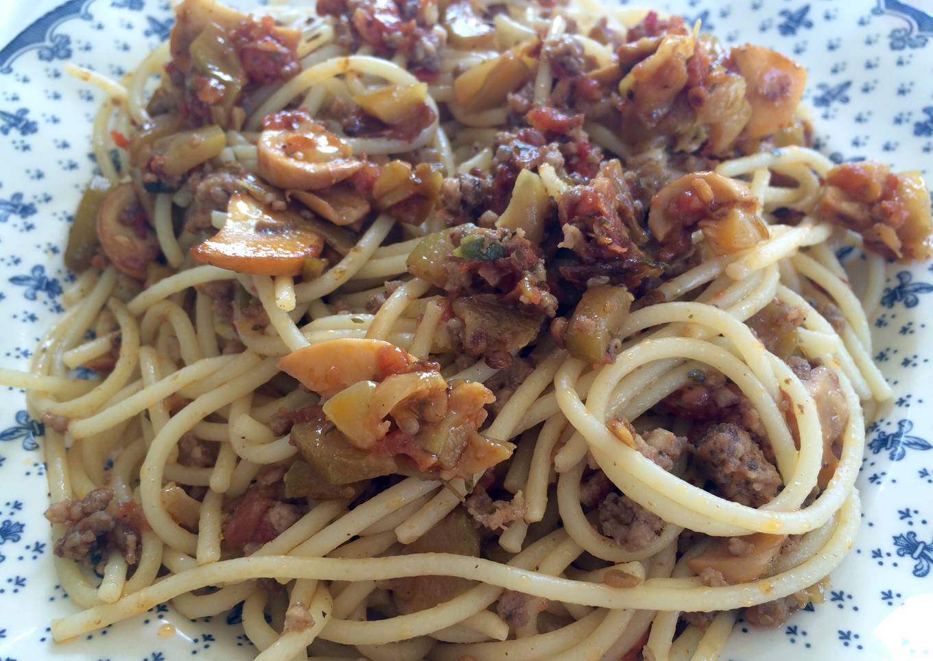 Spaghetti con verduras y carne picada